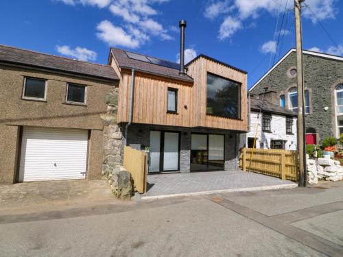 Brynrefail House | Trwyn Cam