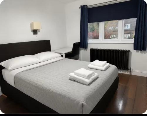West Twickenham Apartment | Twickenham 1 Bed flat for 4 people Free WIFI & Parking