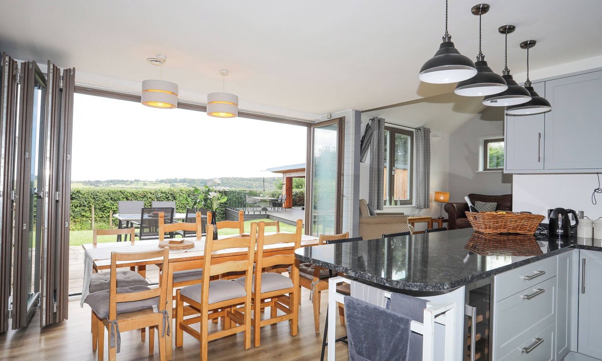 Dulas Cottage | TY ARWEN, pet friendly, with hot tub in Dulas