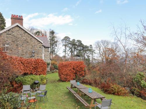 Llanbedr-y-cennin House | Ty'n y Cae