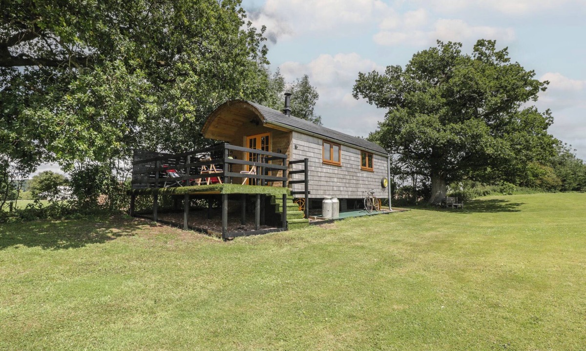 Congresbury Cottage | UNDER THE OAK TREE SHEPHERD'S HUT, pet friendly in Congresbury