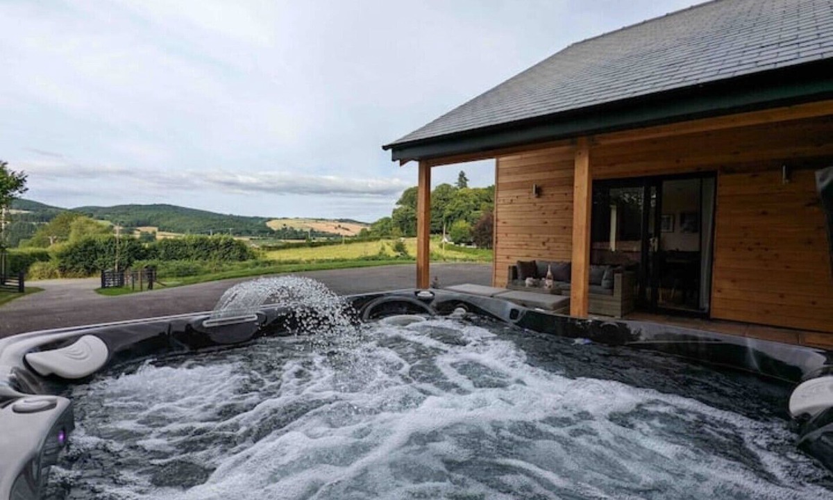 Presteigne Cabin | Unique 3 bed cabin with hot tub on Welsh border.