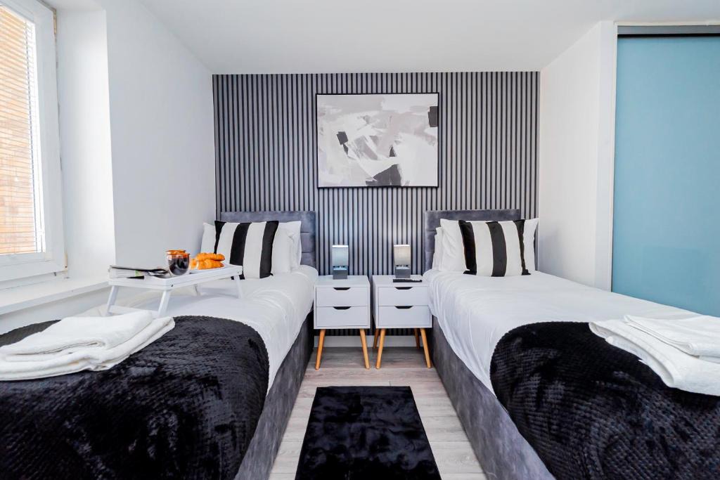 Basingstoke Apartment | Upgraded 4Beds Level Access Lifts 2Bath Parking!