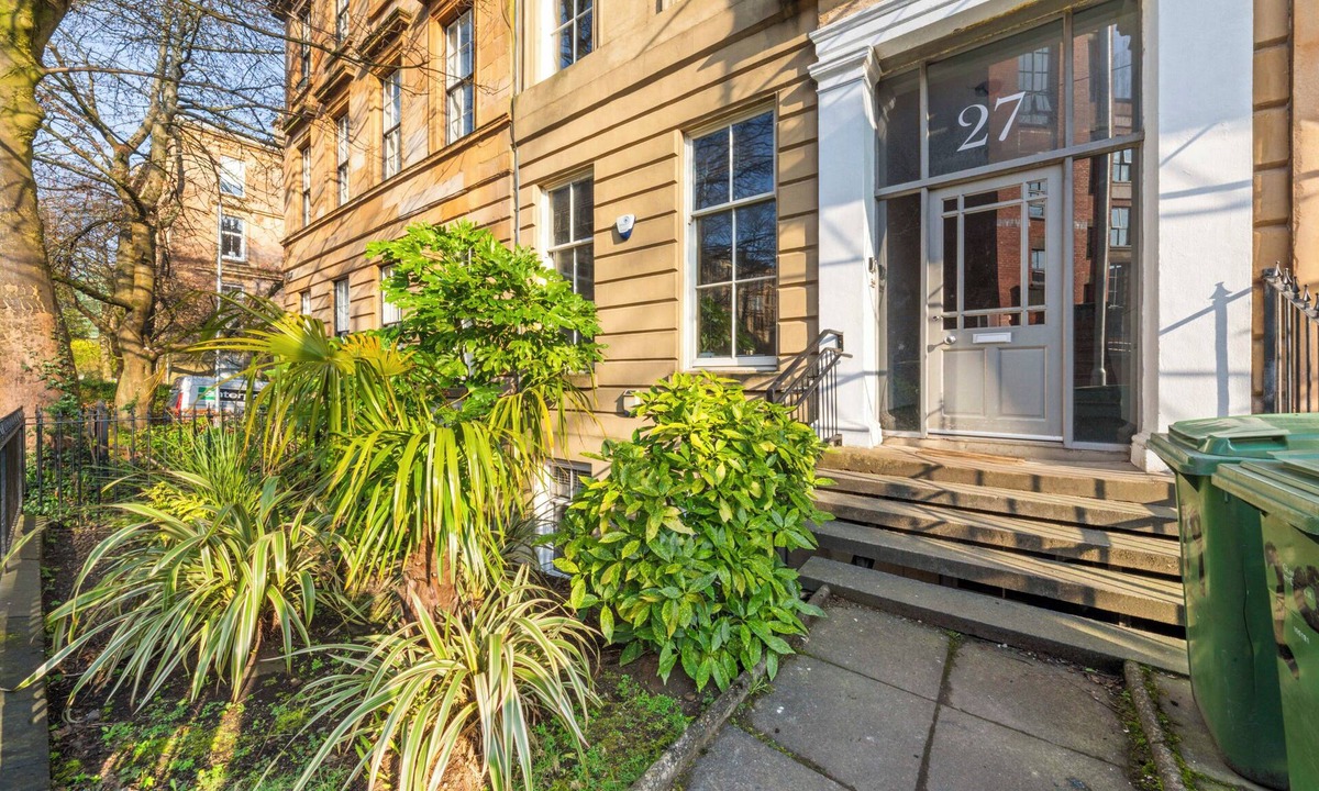 Glasgow Westend Apartment | Vibrant Spacious Apartment In West End
