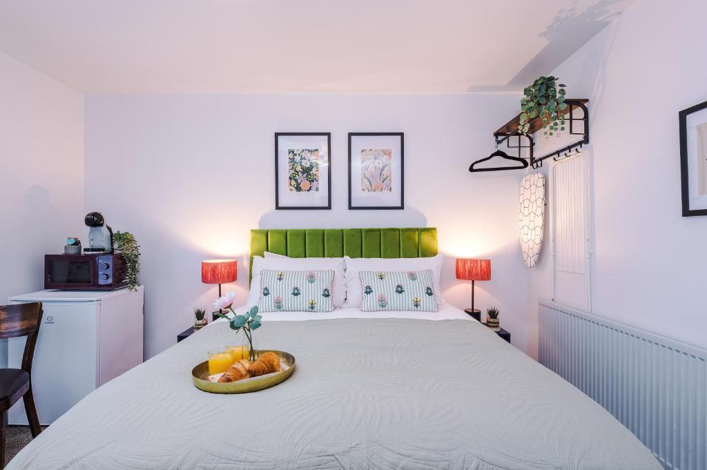Leamington Spa Apartment | Victoria Park Studio 10 - Self Contained, 5 Mins Walk To Train Station & Town Centre, Free Parking