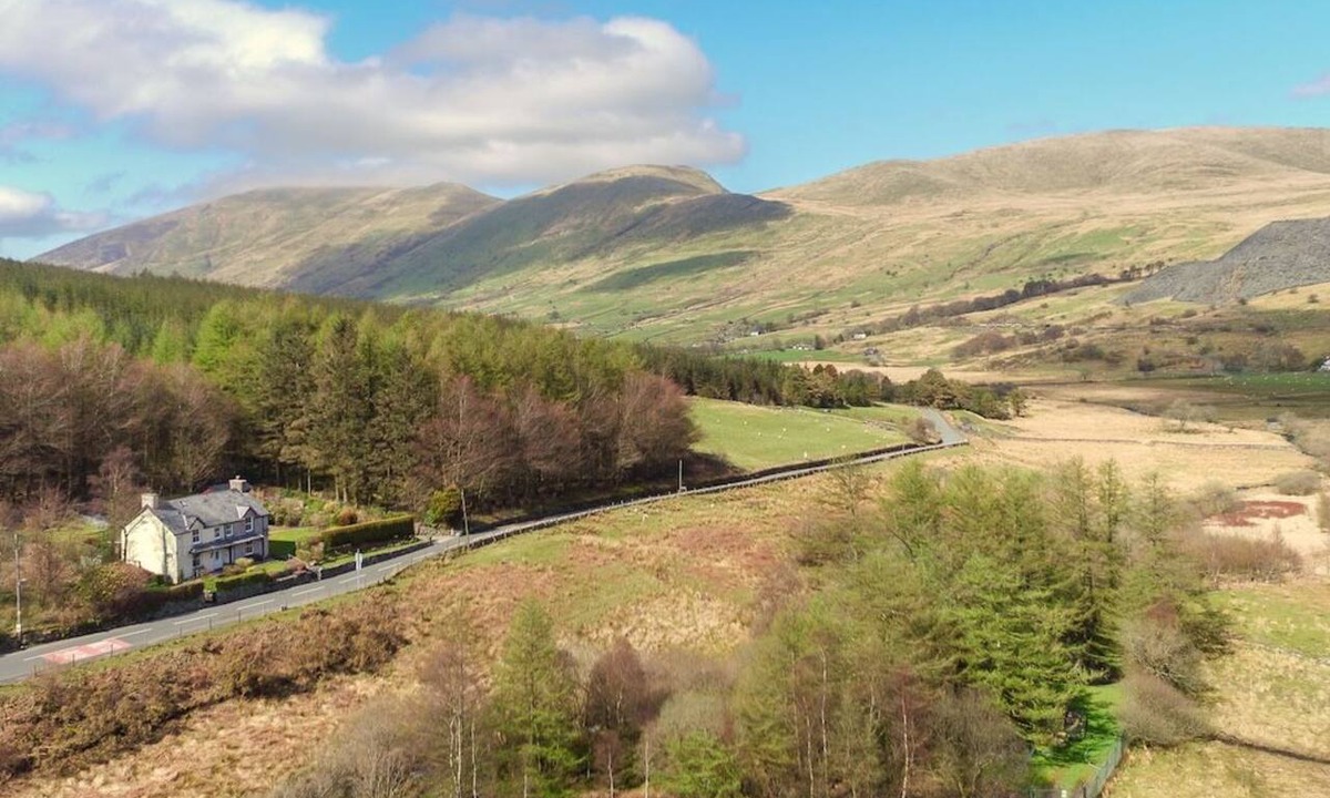 Rhyd Ddu Cottage | Views over Yr Wyddfa (Snowdon) and the Welsh Highland Railway | Bron-Eifion