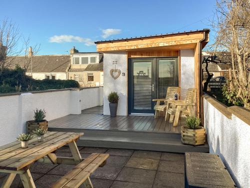 Tain House | Wee Shore Walk