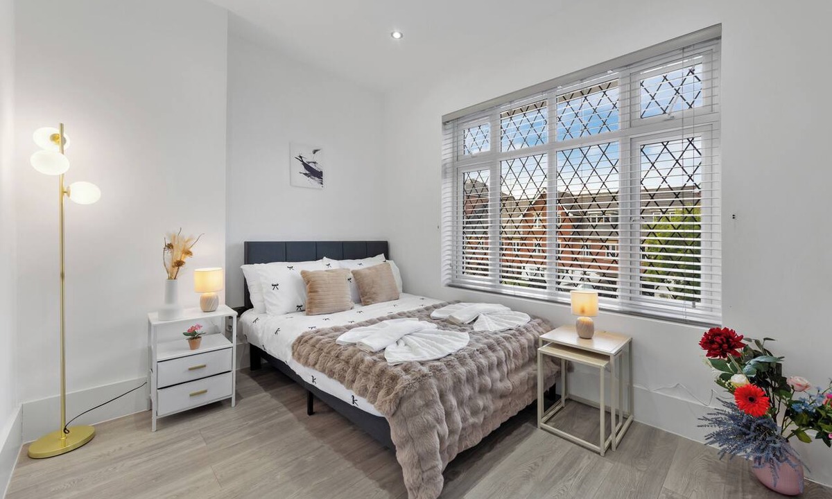 Brent Apartment | West End Access Studio