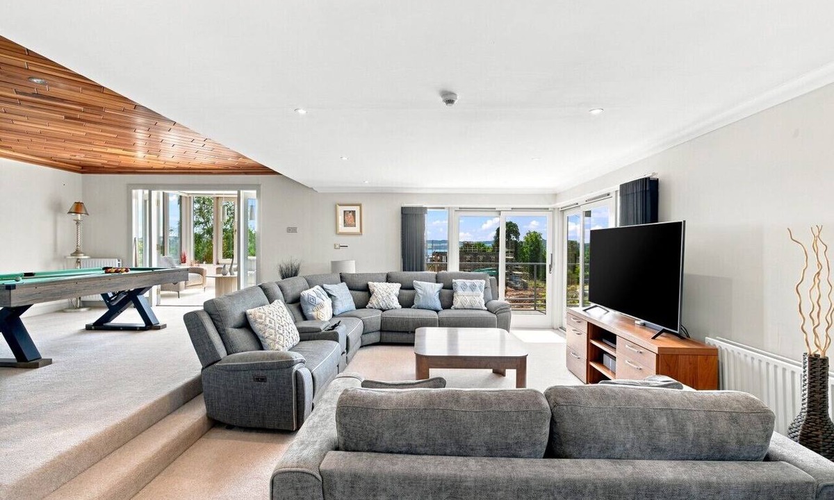 Glenisla House | West Grove, Spacious House with Football Pitch