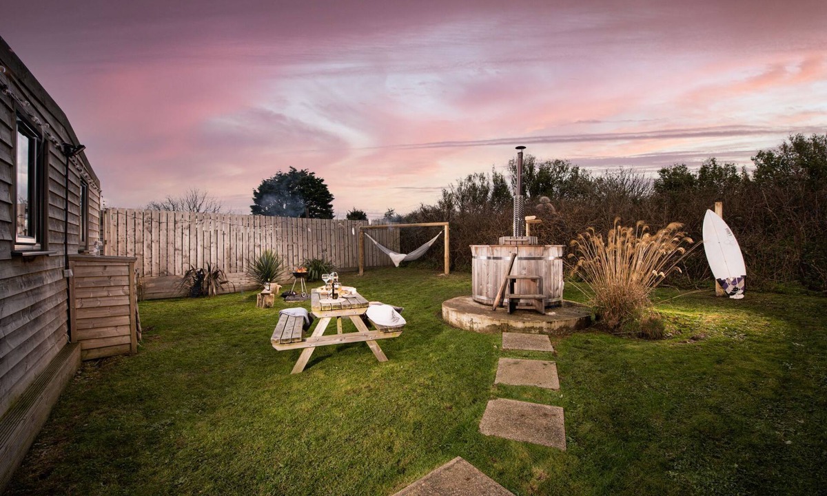 Helston Cabin | Wheal Prosper, Wheal Dream - Hot Tub - Free Parking & WiFi - Pet Friendly