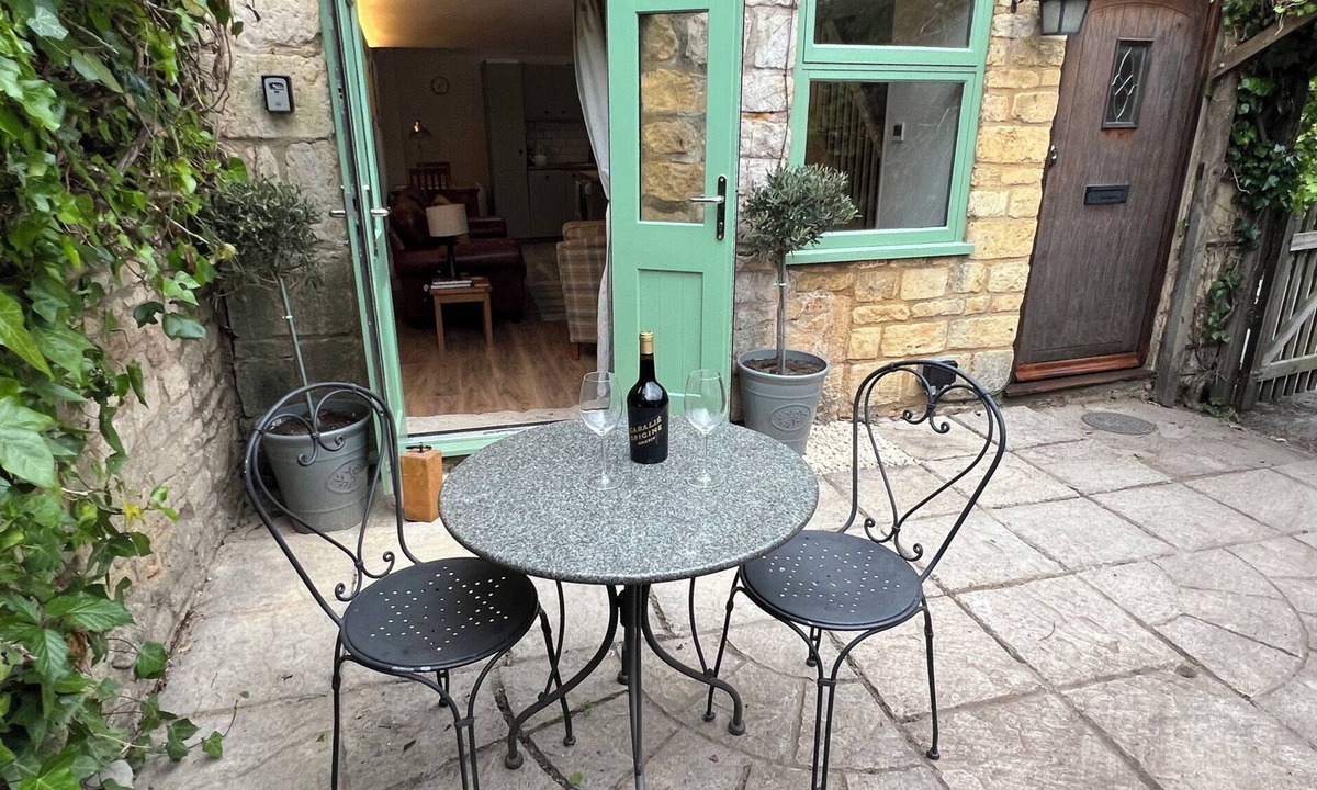 Moreton-in-Marsh Cottage | WHEELWRIGHT COTTAGE, pet friendly, with a garden in Moreton-In-Marsh