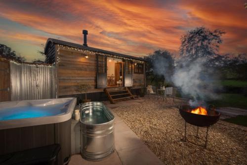 Kenn House | Willow Hideaway-Shepherd Hut, Hot Tub, Wood Burner