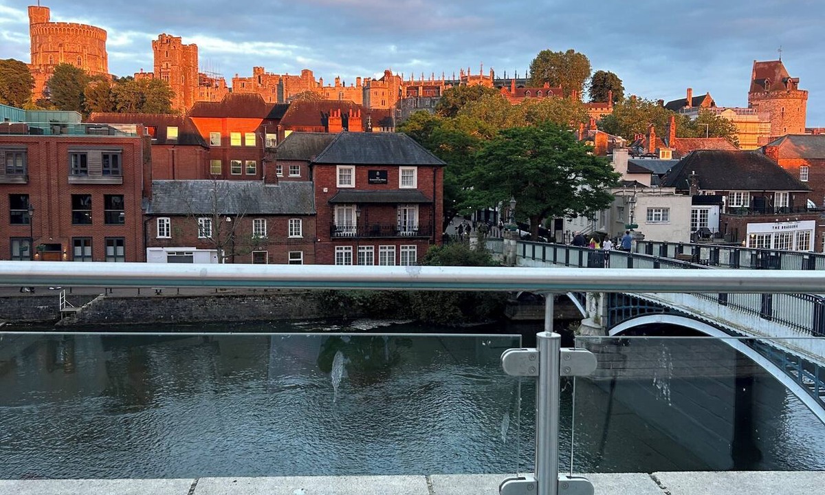 Eton Apartment | Windsor Castle panoramic views. Stay in the heart of Royal history