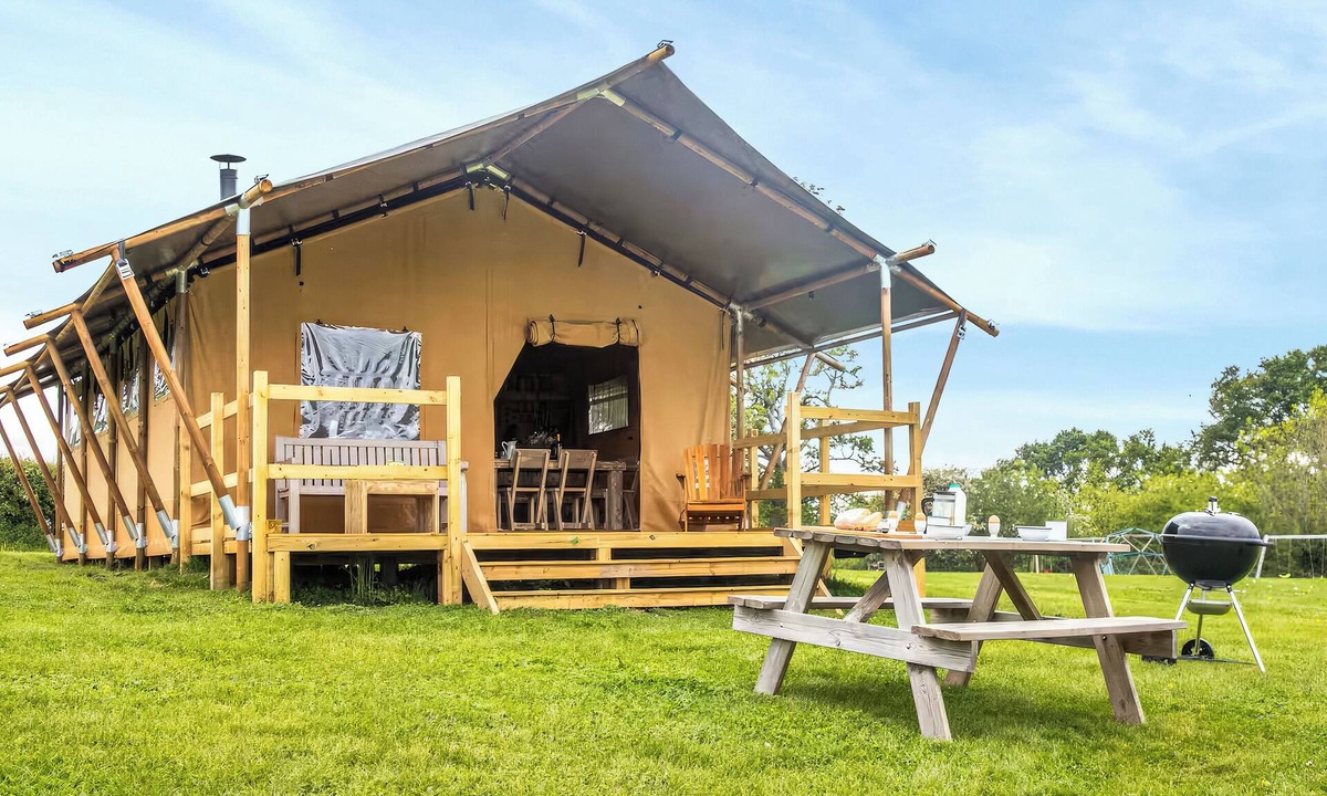 Dunbridge Apartment | Woodpecker - Safari Tent - UKC8978