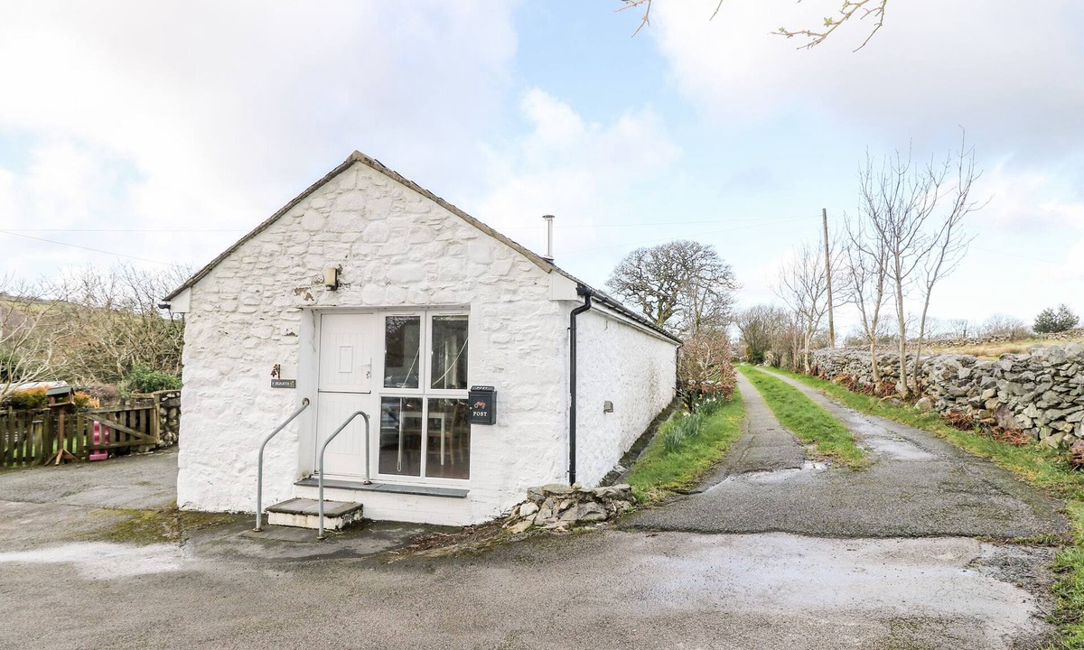 Bont Newydd Cottage | Y BUARTH, pet friendly, character holiday cottage in Waunfawr