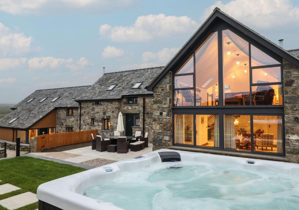 Cwmtirmynach House | Y Côr