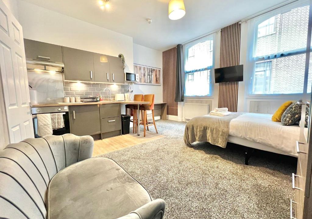 Pontrilas Apartment | Yastayzzz at Studio 10 The Lofts Pierpoint Street