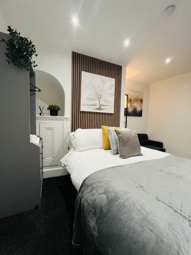 Pontrilas Apartment | Yastayzzz Studio 2 Worcester House with Free Parking