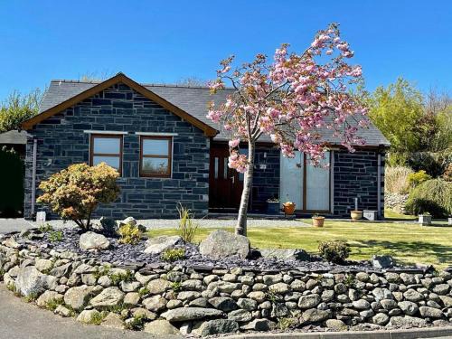 Llanddaniel Fab House | Yr Encil