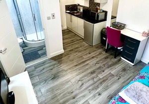 1-Bed Studio Flat with Free City Centre Parking CV1