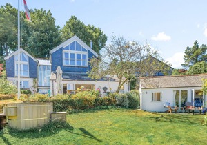 Binham Cottage is a well-appointed and generous house sleeping 11 guests