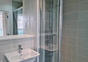 Contemporary 2 bed duplex apartment close to Heathrow