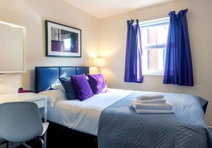 Flat 6, Cheltenham, St George's - Family Friendly self contained 4 bedroom apartment close to the to