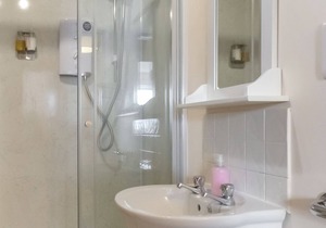 Flat 6, Cheltenham, St George's - Family Friendly self contained 4 bedroom apartment close to the to
