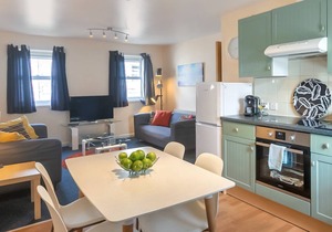 Flat 6, Cheltenham, St George's - Family Friendly self contained 4 bedroom apartment close to the to