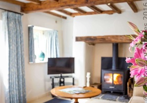 Rambling Rose Cottage, a beautiful Cotswold stone cottage located on a quiet lane in Upper Oddington