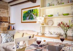 Rose End Cottage is a cosy Cotswold cottage, located on a quiet lane in a perfect, peaceful village