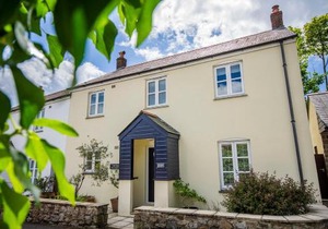 Tall Ships, 75m to harbour, secluded garden & parking for 3 cars