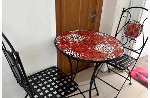 Singlewell Apartment | 1 Bed Apartment Sleeps 2 - Free Parking - Pets