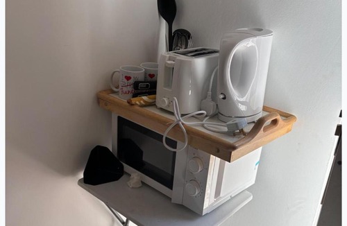 Singlewell Apartment | 1 Bed Apartment Sleeps 2 - Free Parking - Pets