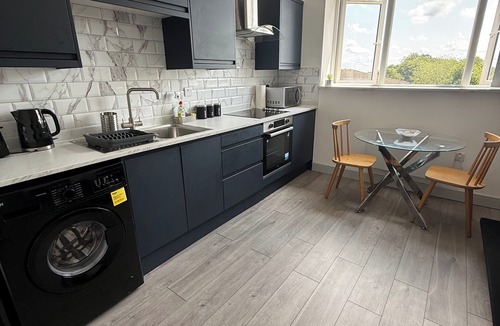 Desborough Apartment | 1 Bed Flat - Sleeps 2 - Pets - Parking - Wifi