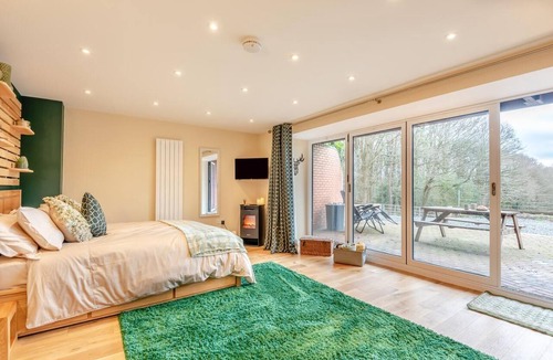 Rock House | 1 Bed in Far Forest (oc-d30808)
