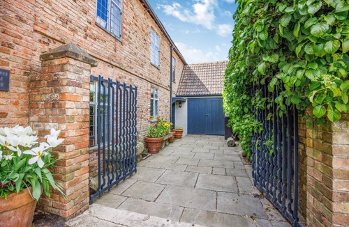 Dursley Apartment | 1 Bed in Frampton On Severn (oc-c32001)