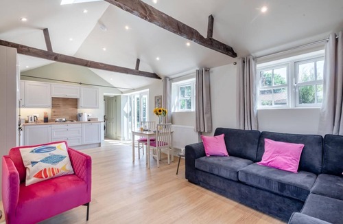 Lowestoft Cottage | 1 Bed in Lowestoft (oc-w32646)