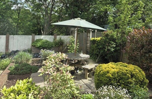 Hanham House | 1 Bed - Sleeps 2 plus child - Garden - Pets