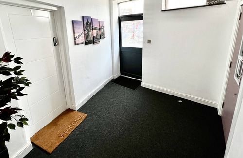 Coventry City Centre Apartment | 1-Bed Studio Flat with Free City Centre Parking CV1