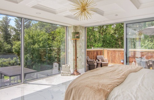 East Grinstead Cabin | 1 bedroom accommodation in East Grinstead