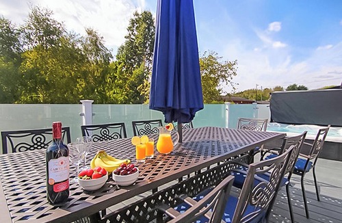 Milford on Sea Ski Chalet | 1 bedroom accommodation in Milford-on-Sea, Nr Lymington