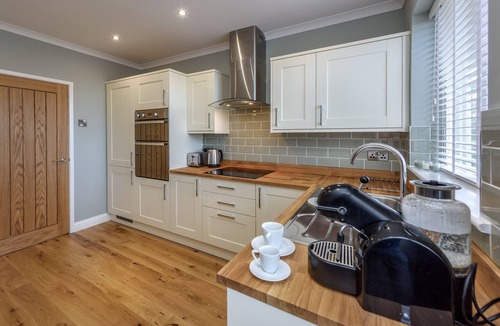 Tudweiliog House | 1 Bro Dwylan - Three Bedroom House, Sleeps 6