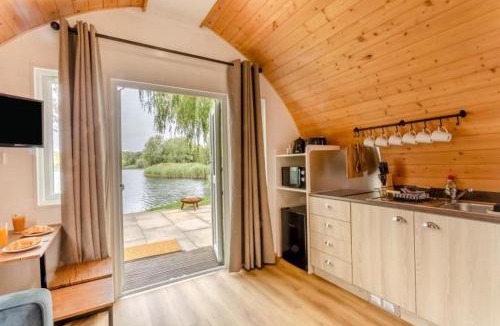 Frognall House | 1 Willowmere lakeside Hideaway