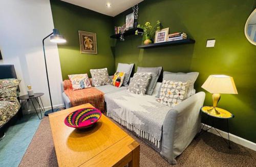 Seisdon Apartment | #11 Impressive and Spacious Studio Sleeps 4 - Perfect for Contractors and Families - Free Parking
