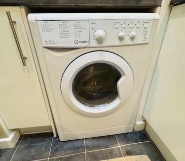 Seisdon Apartment | #11 Impressive and Spacious Studio Sleeps 4 - Perfect for Contractors and Families - Free Parking