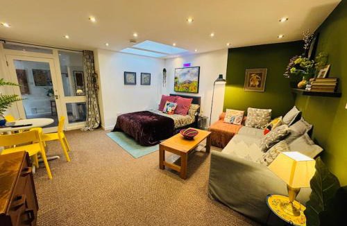 Seisdon Apartment | #11 Impressive and Spacious Studio Sleeps 4 - Perfect for Contractors and Families - Free Parking