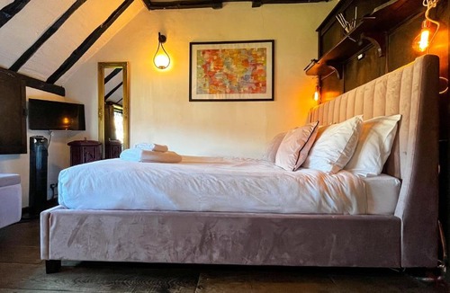 Henley-on-Thames House | 15th century tiny character cottage-Henley centre