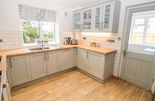 Broadway Cottage | 17 SANDS CLOSE, pet friendly, with open fire in Broadway