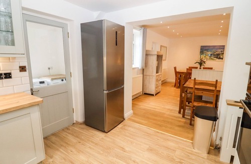 Broadway Cottage | 17 SANDS CLOSE, pet friendly, with open fire in Broadway
